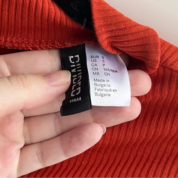 H&M DIVIDED Rust Ribbed Cold Shoulder Top - Picture 5 of 6